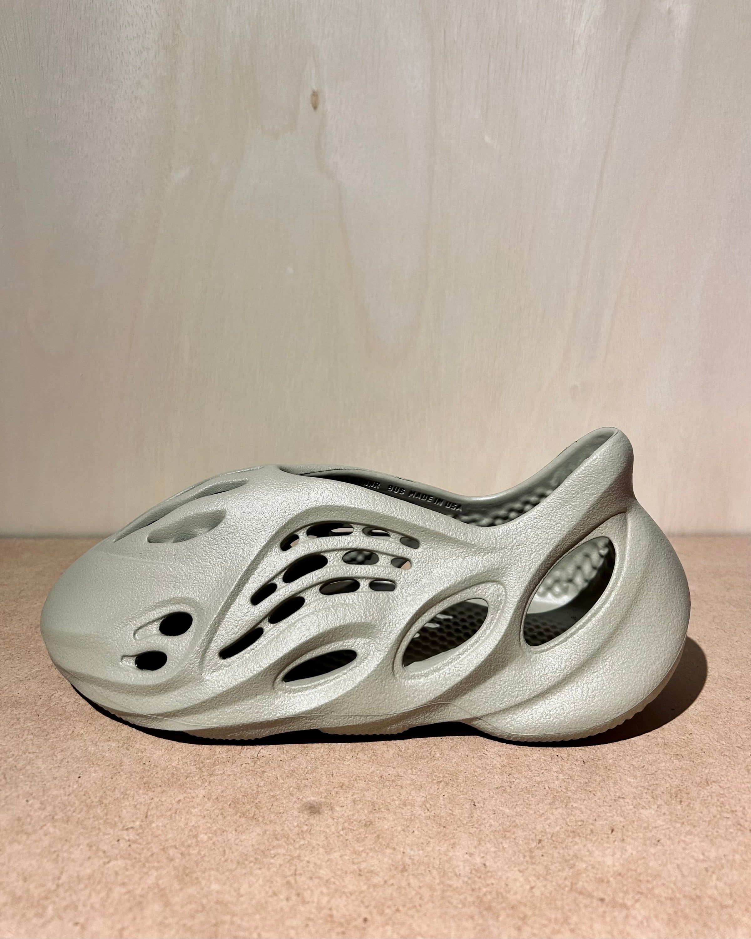 靴 YEEZY Foam Runner \