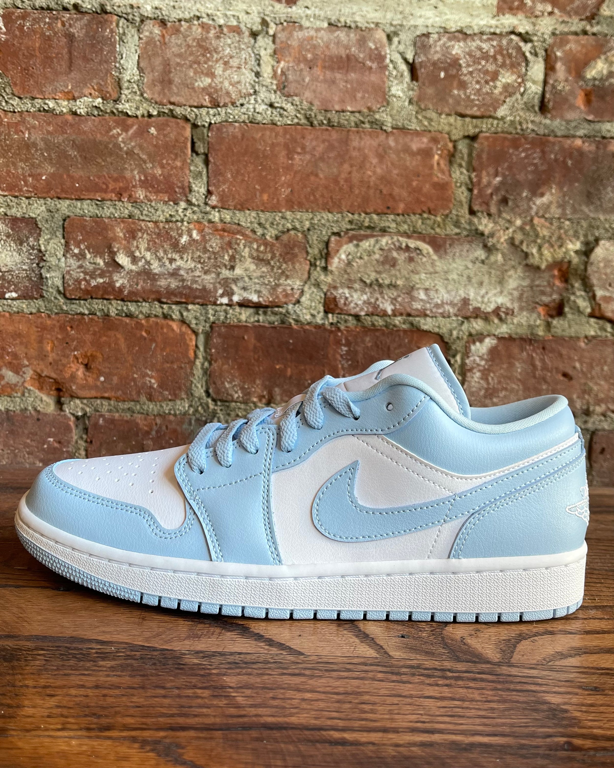 aj1 low white unc blue