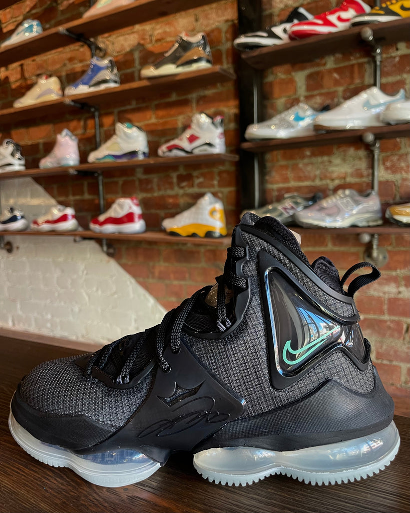 Nike LeBron 19 Black Anthracite Green Glow - Main Image