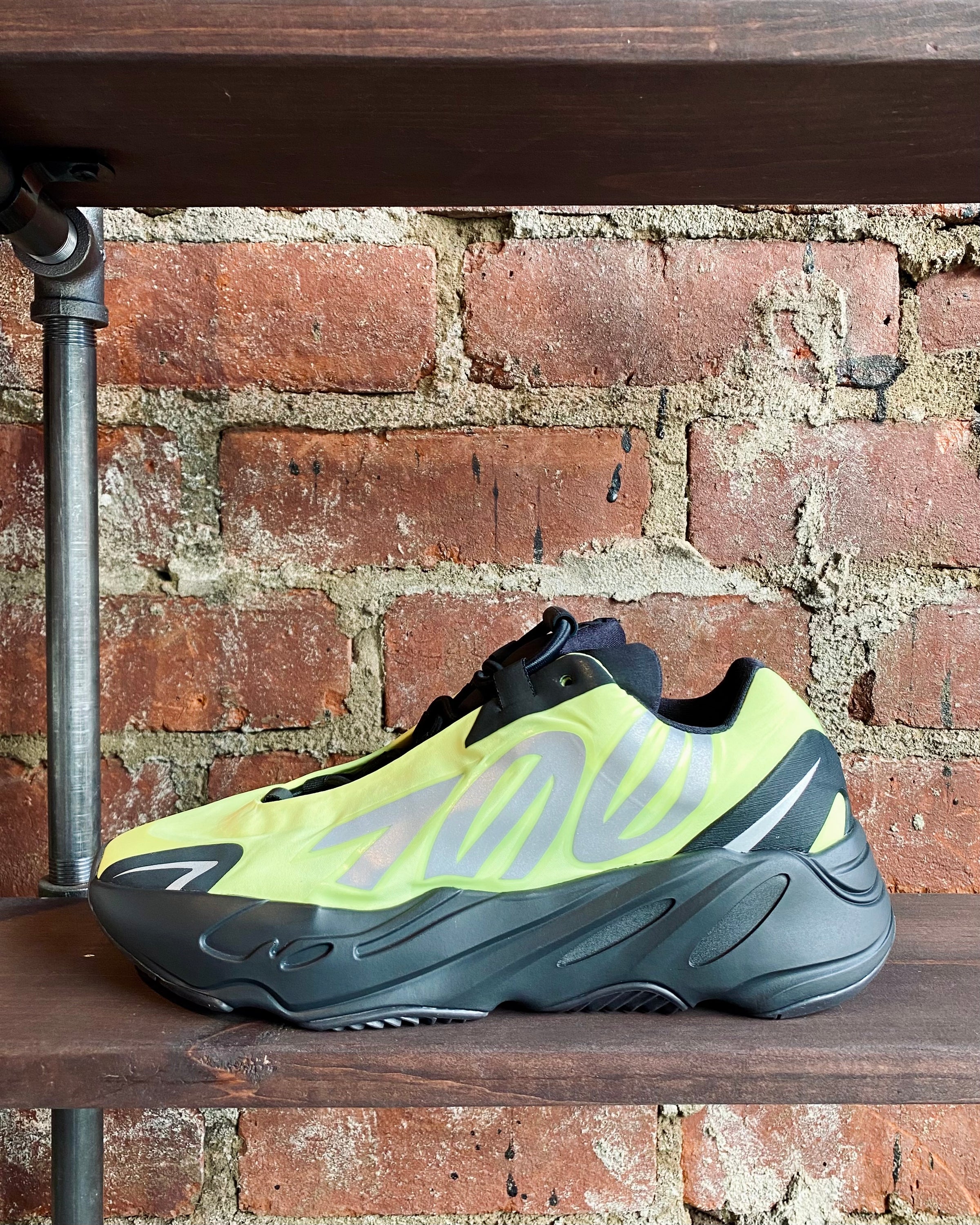 靴 YEEZY BOOST 700 MNVN ADULTS PHOSPHOR Adidas Yeezy Boost 700 MNVN Phosphor 2020 Size 10 (Watch The